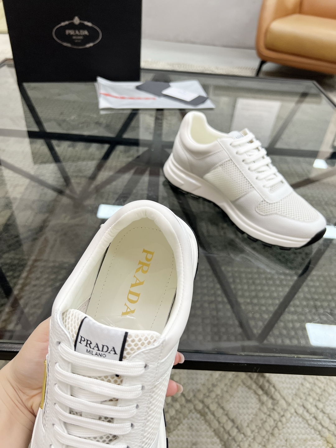  P 🔍顶级代购🇮🇹 普 炸街男神运动鞋新品来袭专柜同步发售原厂配置，意大利进口牛皮搭配网布面料，高品质