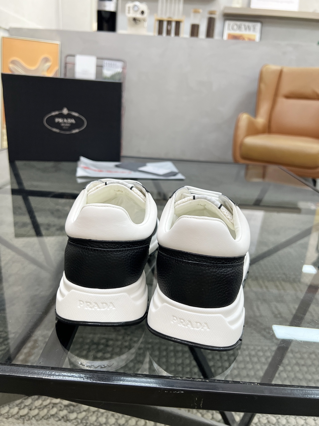  P 🔍顶级代购🇮🇹 普 炸街男神运动鞋新品来袭专柜同步发售原厂配置，意大利进口牛皮搭配网布面料，高品质