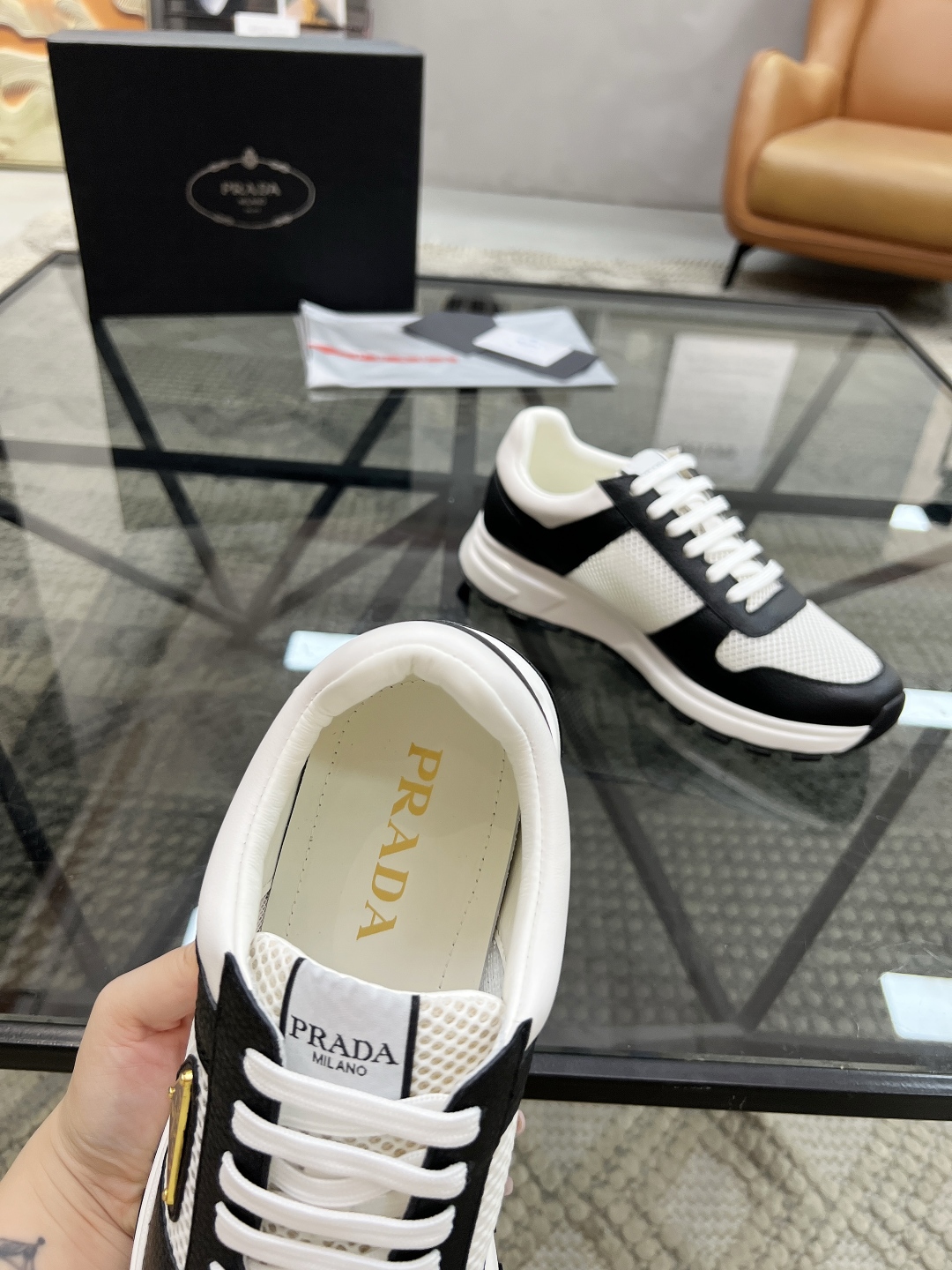  P 🔍顶级代购🇮🇹 普 炸街男神运动鞋新品来袭专柜同步发售原厂配置，意大利进口牛皮搭配网布面料，高品质