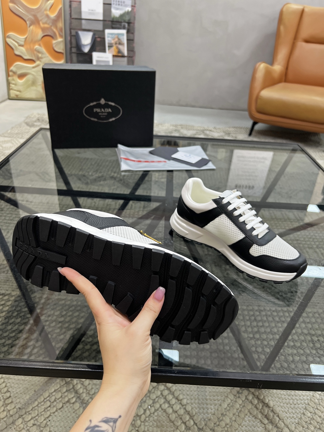  P 🔍顶级代购🇮🇹 普 炸街男神运动鞋新品来袭专柜同步发售原厂配置，意大利进口牛皮搭配网布面料，高品质