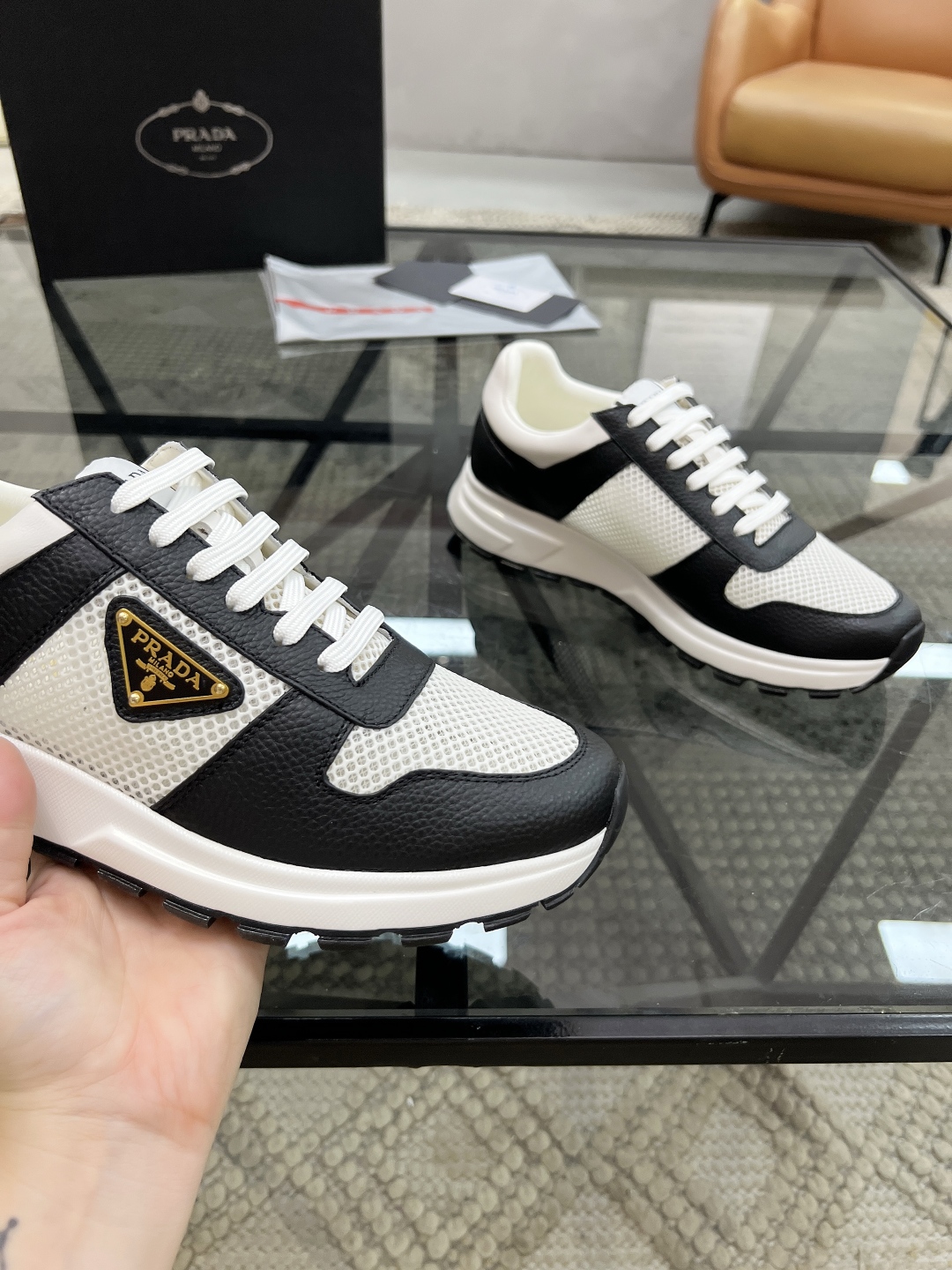  P 🔍顶级代购🇮🇹 普 炸街男神运动鞋新品来袭专柜同步发售原厂配置，意大利进口牛皮搭配网布面料，高品质