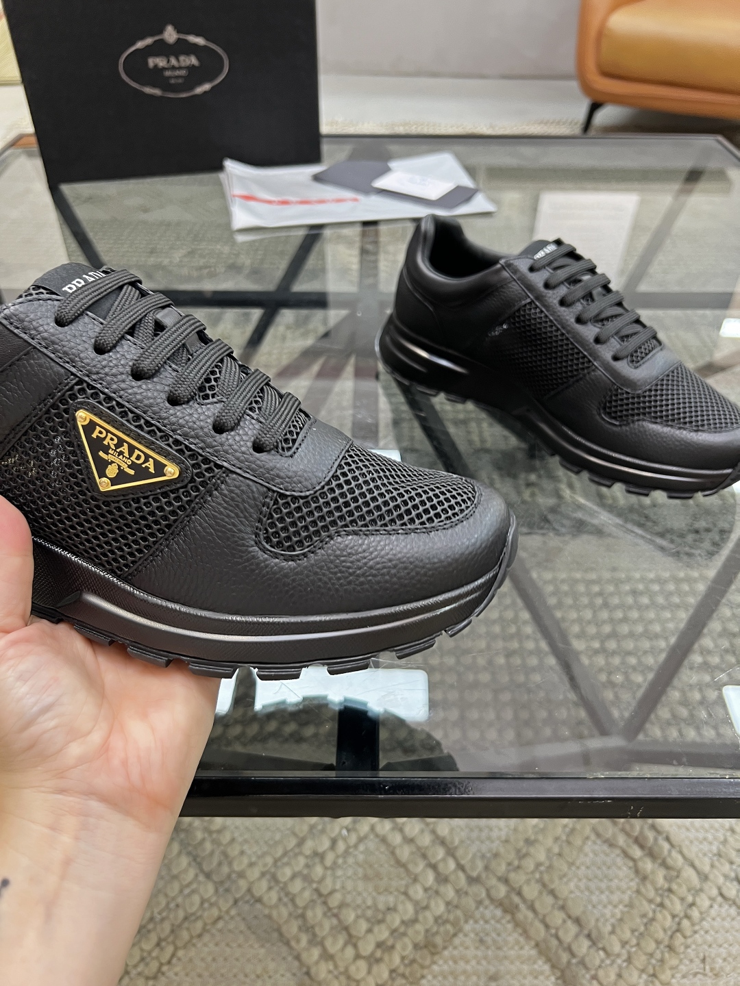  P 🔍顶级代购🇮🇹 普 炸街男神运动鞋新品来袭专柜同步发售原厂配置，意大利进口牛皮搭配网布面料，高品质
