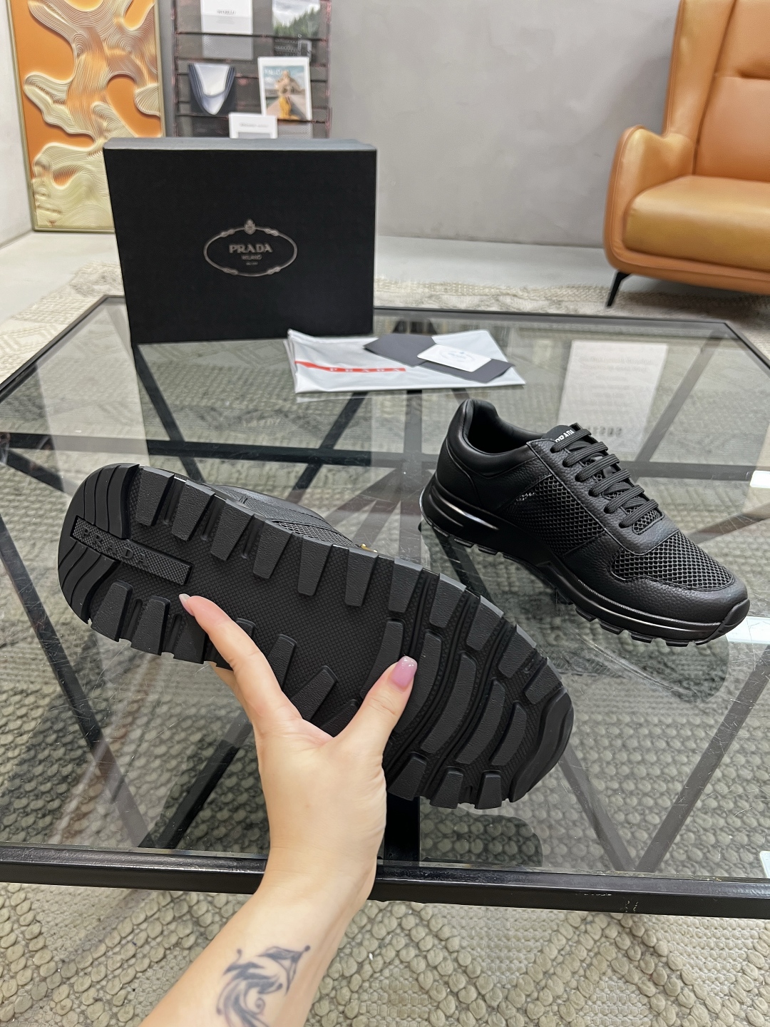  P 🔍顶级代购🇮🇹 普 炸街男神运动鞋新品来袭专柜同步发售原厂配置，意大利进口牛皮搭配网布面料，高品质
