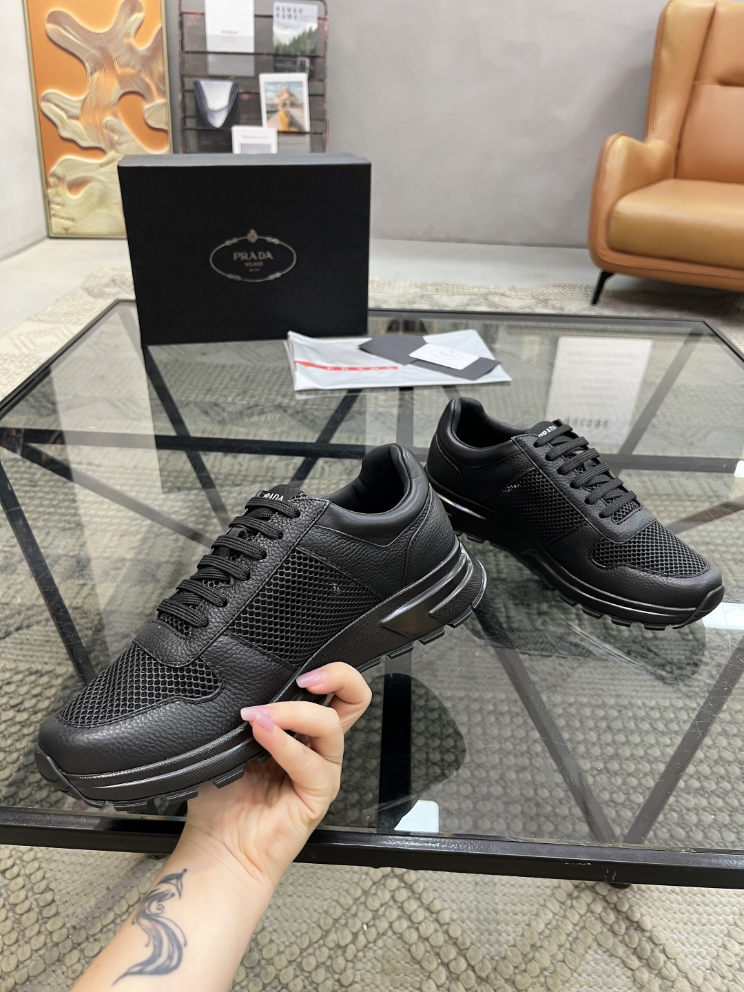  P 🔍顶级代购🇮🇹 普 炸街男神运动鞋新品来袭专柜同步发售原厂配置，意大利进口牛皮搭配网布面料，高品质
