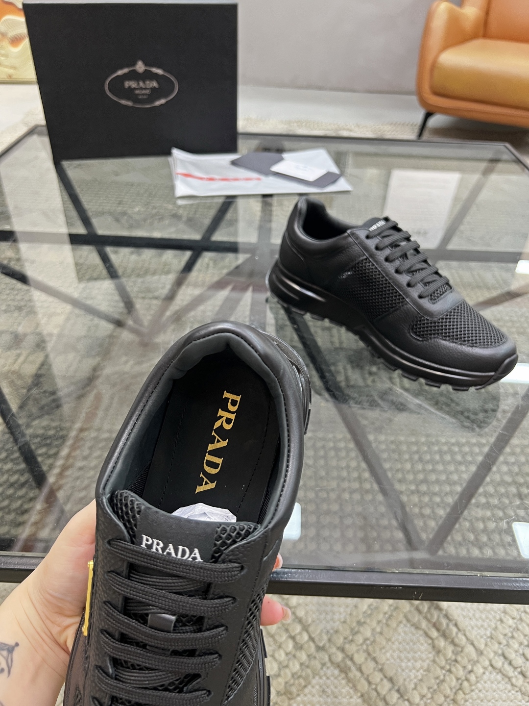  P 🔍顶级代购🇮🇹 普 炸街男神运动鞋新品来袭专柜同步发售原厂配置，意大利进口牛皮搭配网布面料，高品质