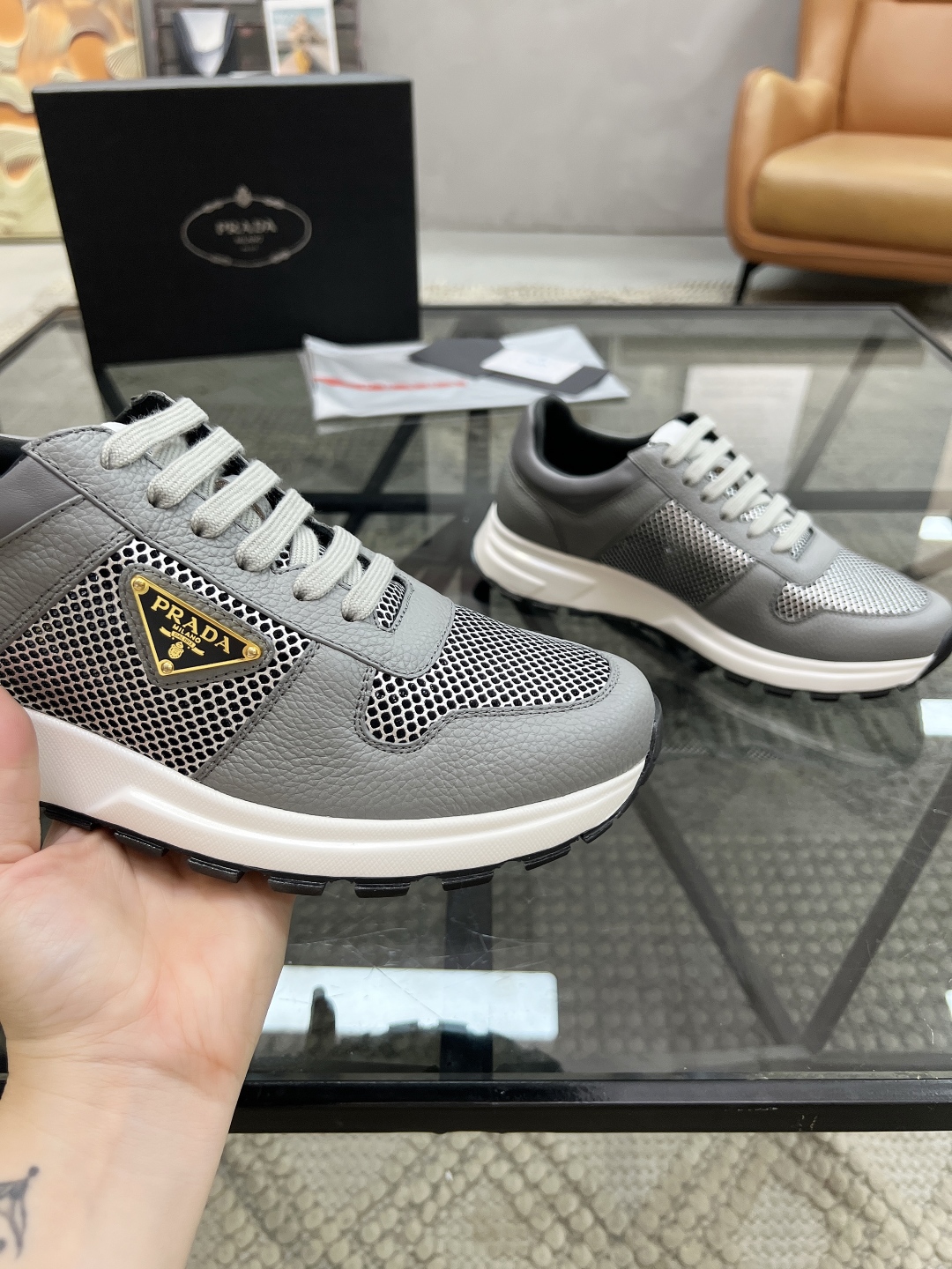  P 🔍顶级代购🇮🇹 普 炸街男神运动鞋新品来袭专柜同步发售原厂配置，意大利进口牛皮搭配网布面料，高品质