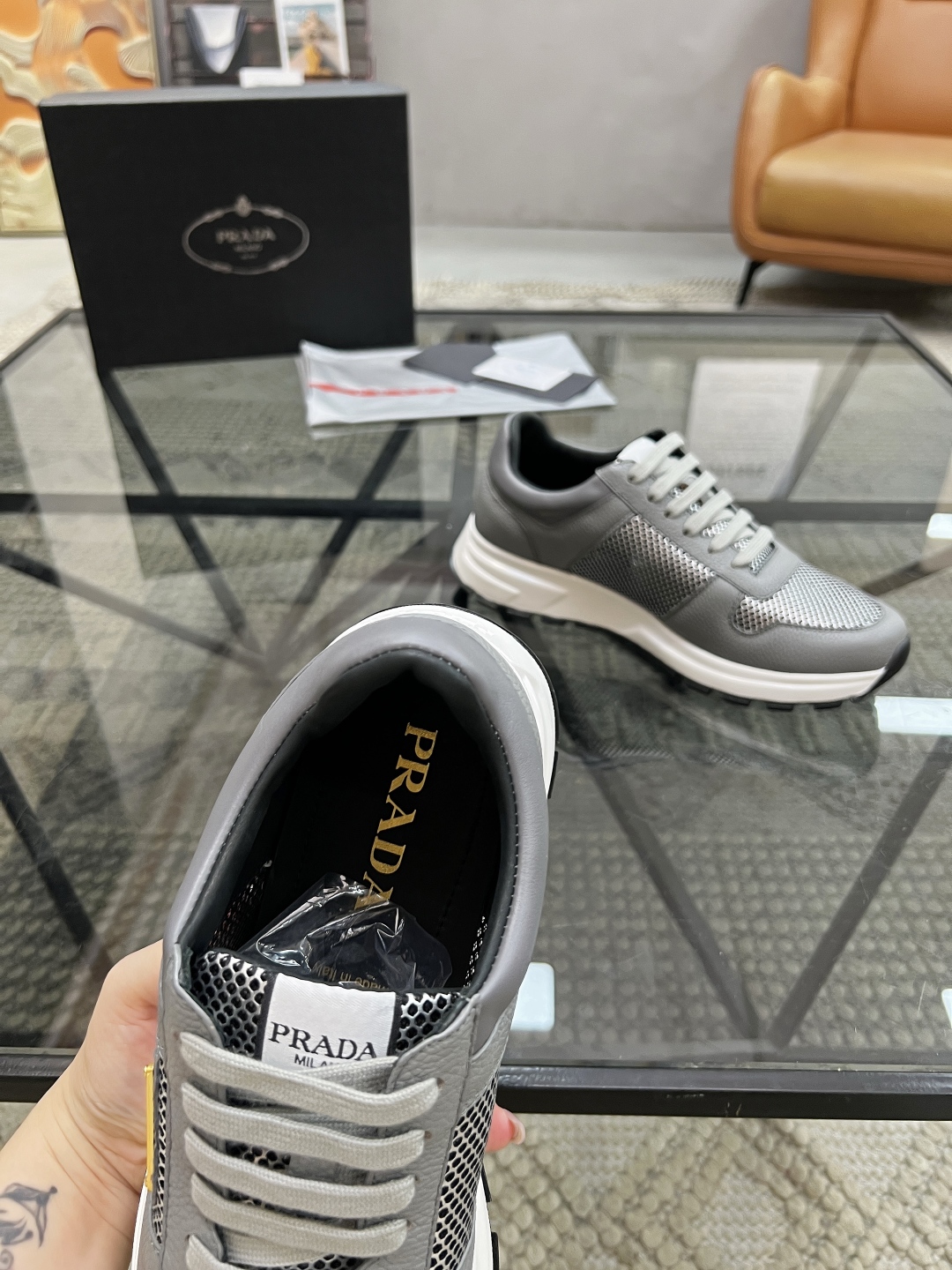  P 🔍顶级代购🇮🇹 普 炸街男神运动鞋新品来袭专柜同步发售原厂配置，意大利进口牛皮搭配网布面料，高品质