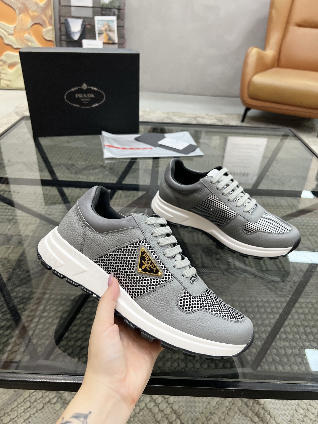  P 🔍顶级代购🇮🇹 普 炸街男神运动鞋新品来袭专柜同步发售原厂配置，意大利进口牛皮搭配网布面料，高品质