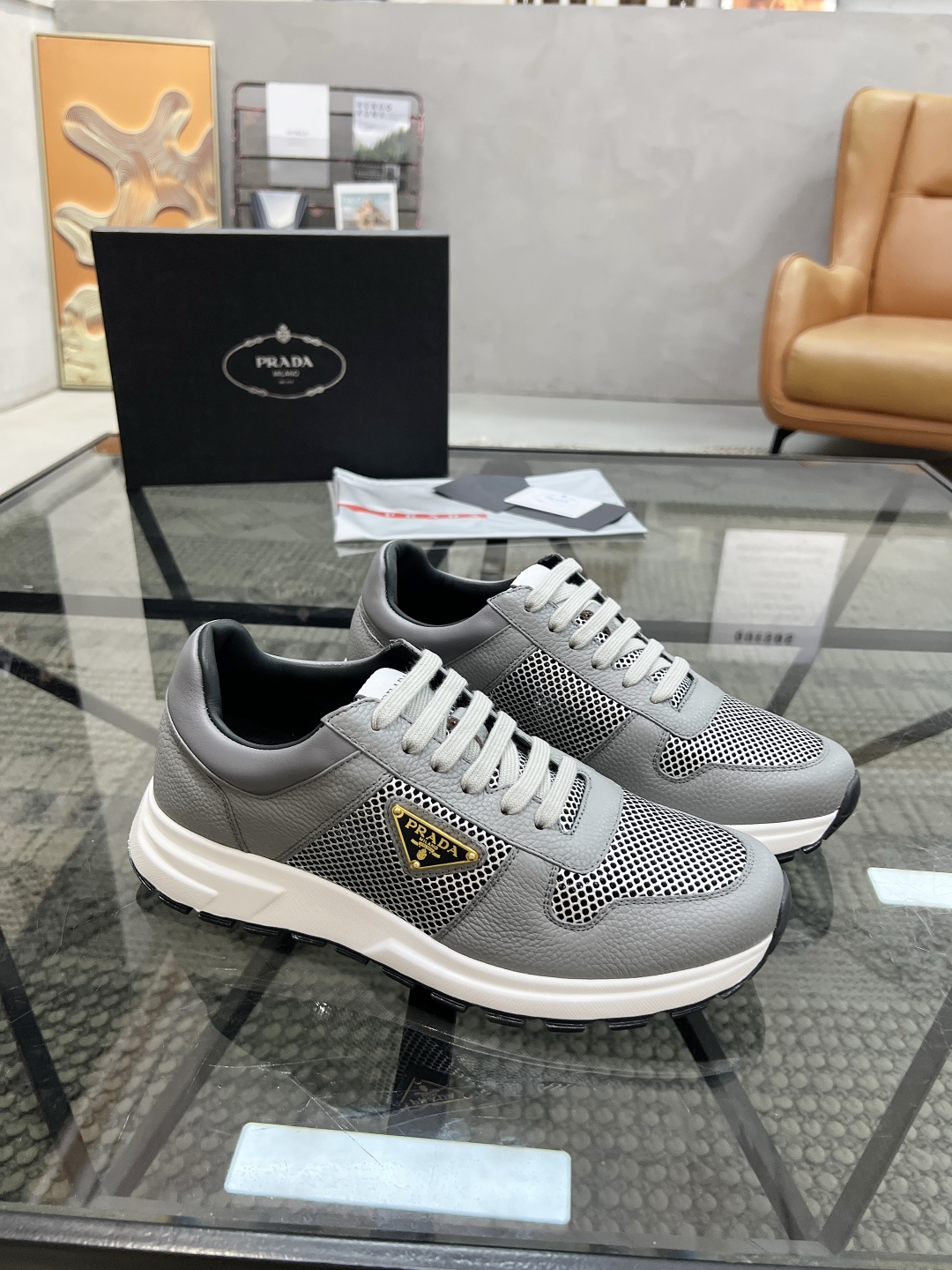  P 🔍顶级代购🇮🇹 普 炸街男神运动鞋新品来袭专柜同步发售原厂配置，意大利进口牛皮搭配网布面料，高品质