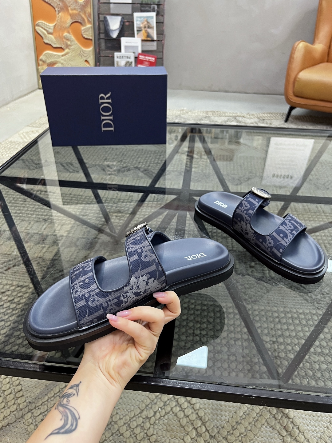  D 🔍顶级代购🇮🇹 迪 炸街男神拖鞋专柜新品同步，鞋面意大利进口印花布面料，高品质五金拼接工艺品，鞋底