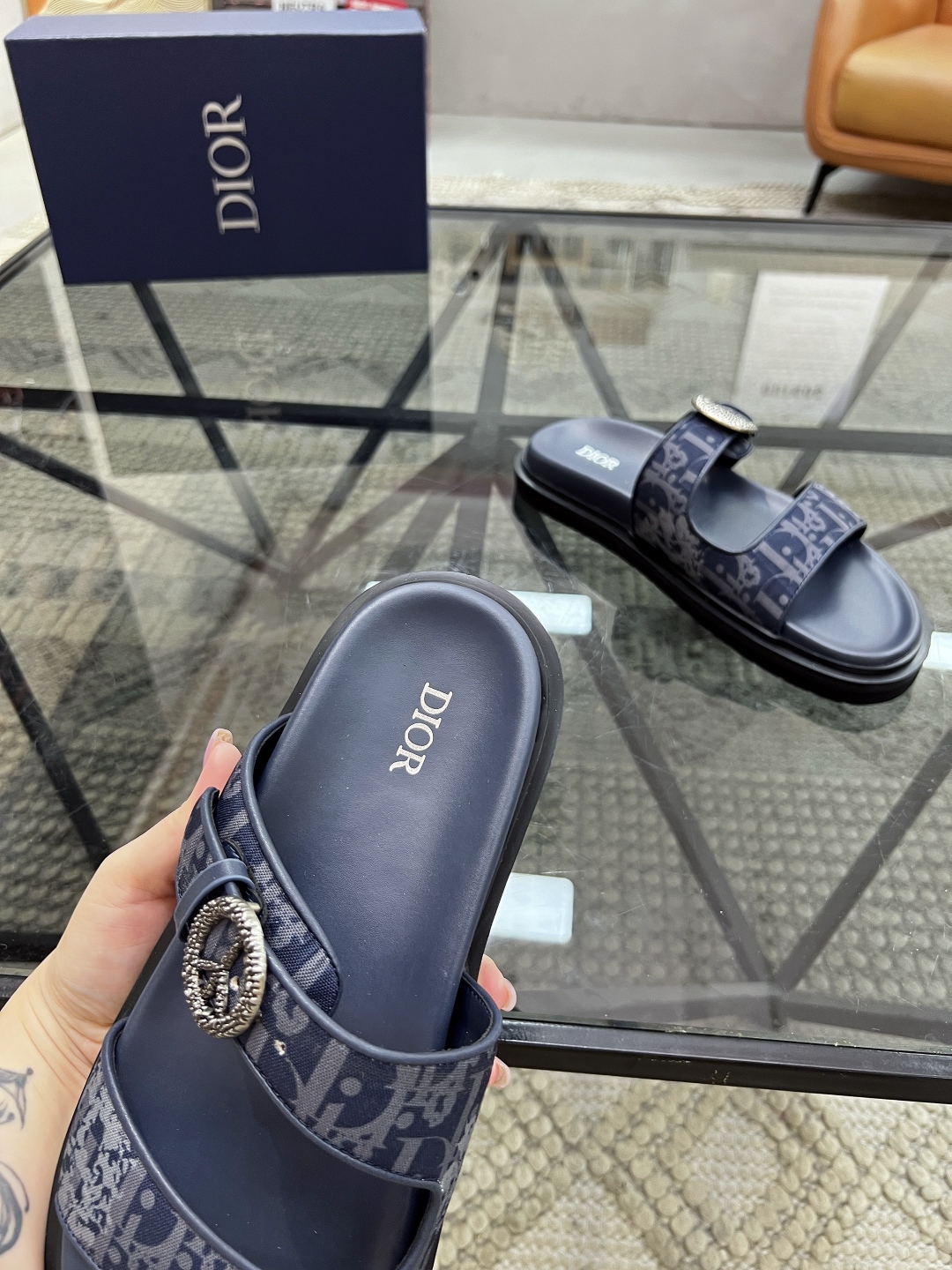  D 🔍顶级代购🇮🇹 迪 炸街男神拖鞋专柜新品同步，鞋面意大利进口印花布面料，高品质五金拼接工艺品，鞋底