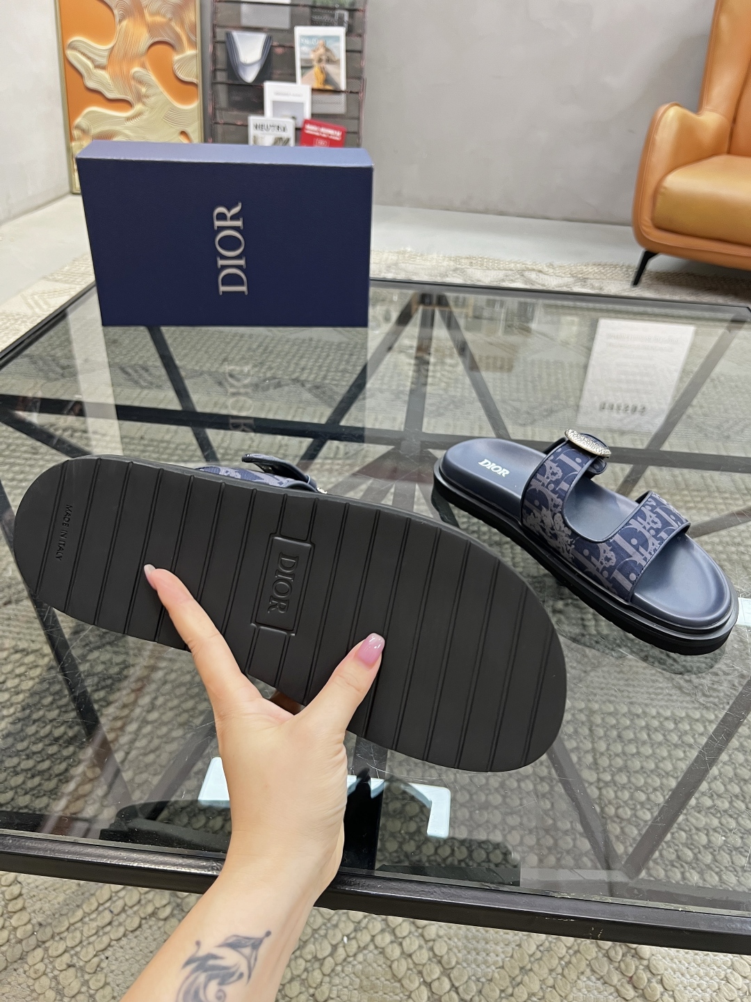  D 🔍顶级代购🇮🇹 迪 炸街男神拖鞋专柜新品同步，鞋面意大利进口印花布面料，高品质五金拼接工艺品，鞋底