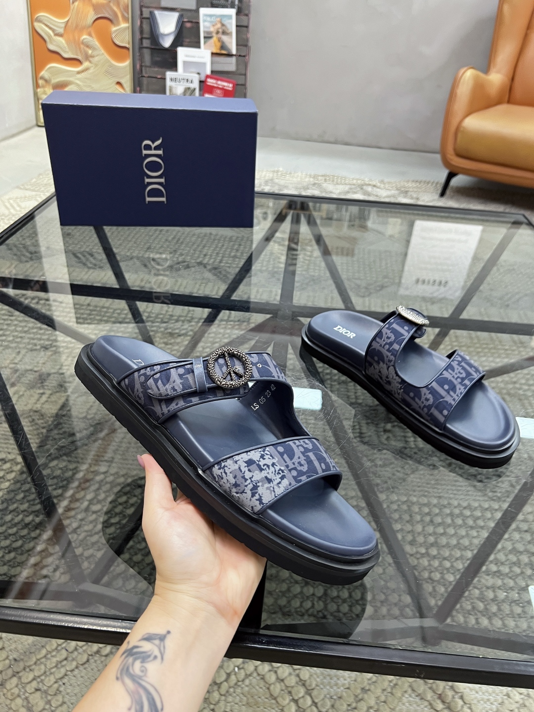  D 🔍顶级代购🇮🇹 迪 炸街男神拖鞋专柜新品同步，鞋面意大利进口印花布面料，高品质五金拼接工艺品，鞋底
