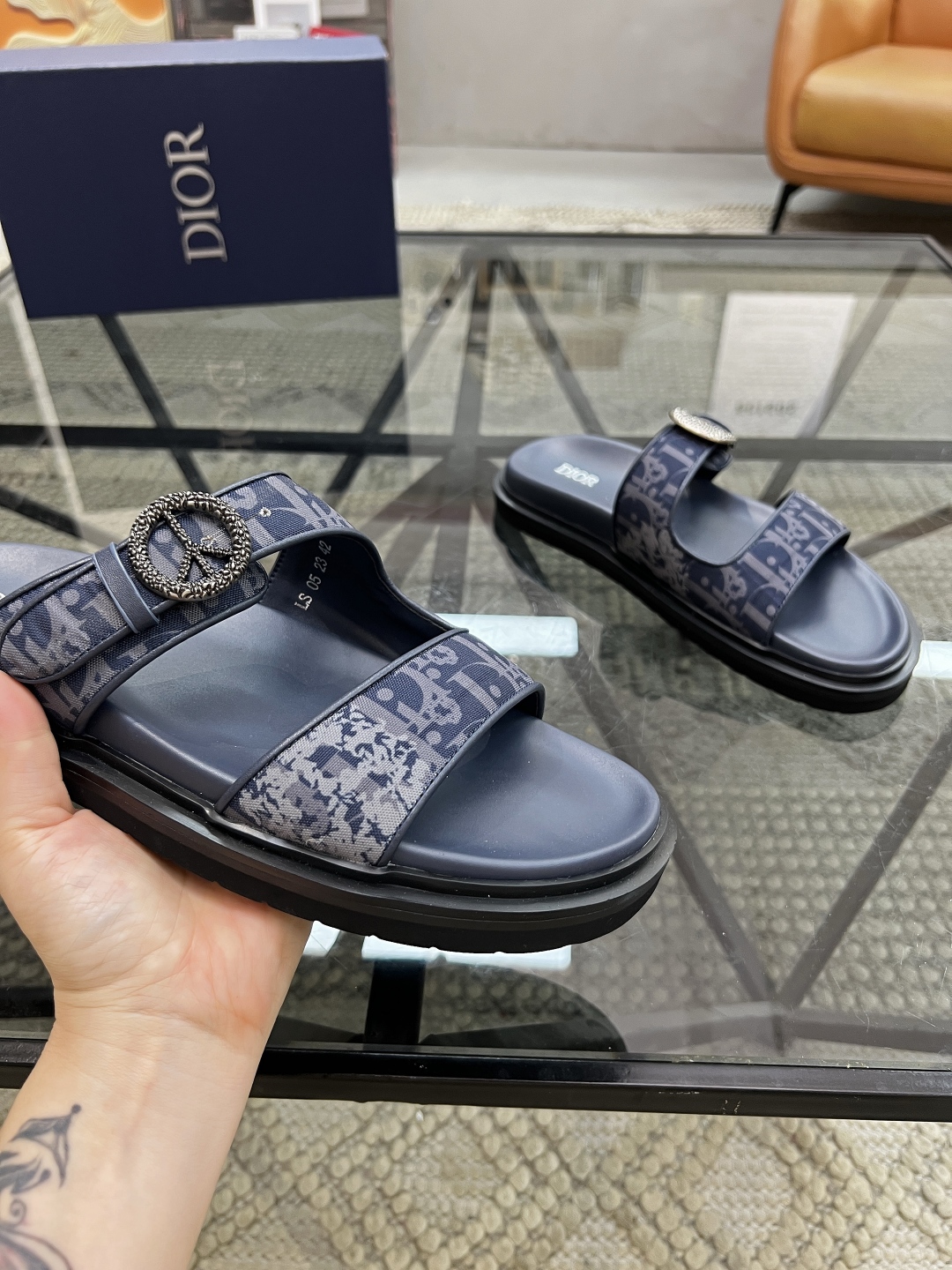  D 🔍顶级代购🇮🇹 迪 炸街男神拖鞋专柜新品同步，鞋面意大利进口印花布面料，高品质五金拼接工艺品，鞋底