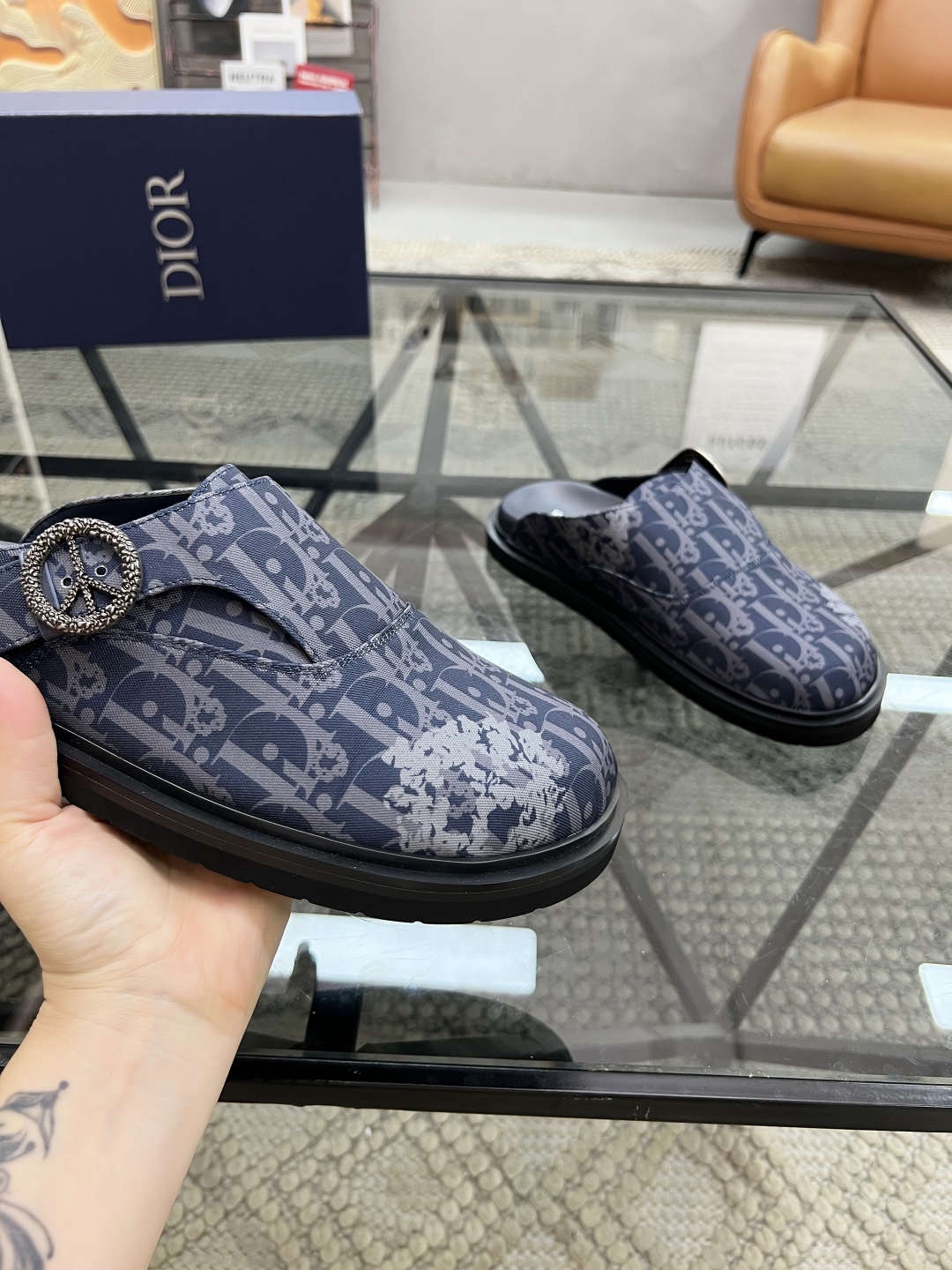  D 🔍顶级代购🇮🇹 迪 炸街男神半拖专柜同步，鞋面意大利进口D标志布面料，高品质复杂拼接工艺品，鞋底：