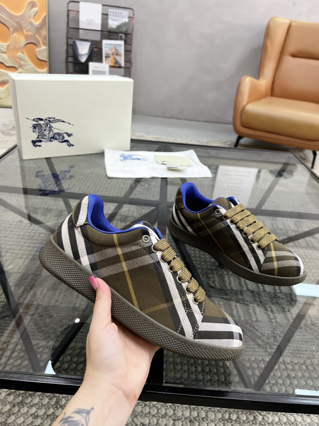  B 🔍顶级代购🇮🇹 巴 炸街男神官网新品专柜同步发售原厂配置，意大利进口格子布面料，超舒适透气牛皮内里