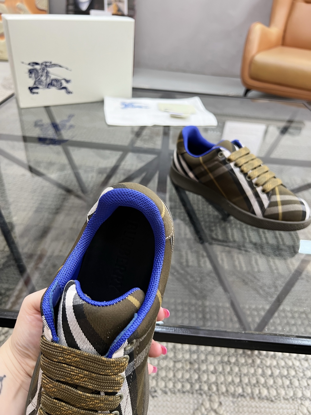  B 🔍顶级代购🇮🇹 巴 炸街男神官网新品专柜同步发售原厂配置，意大利进口格子布面料，超舒适透气牛皮内里