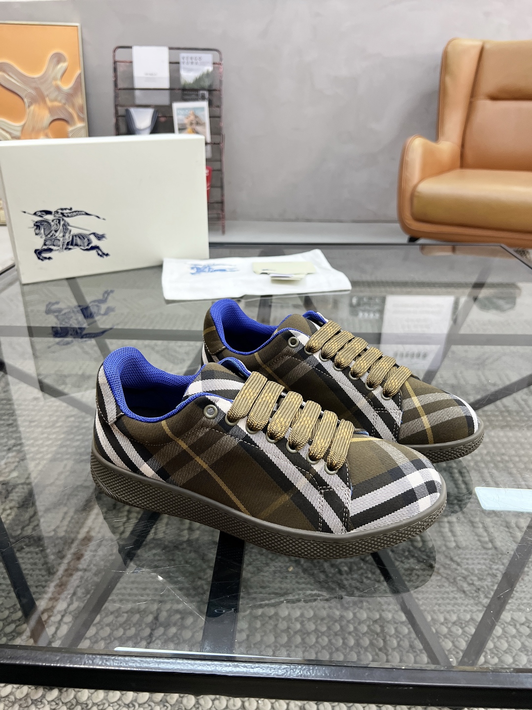  B 🔍顶级代购🇮🇹 巴 炸街男神官网新品专柜同步发售原厂配置，意大利进口格子布面料，超舒适透气牛皮内里