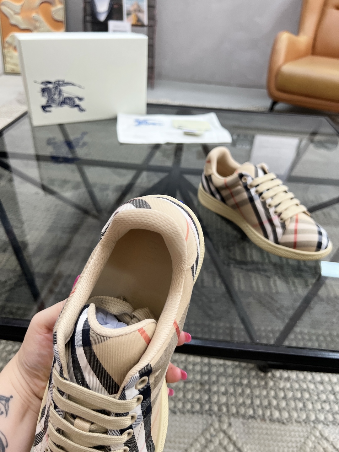  B 🔍顶级代购🇮🇹 巴 炸街男神官网新品专柜同步发售原厂配置，意大利进口格子布面料，超舒适透气牛皮内里