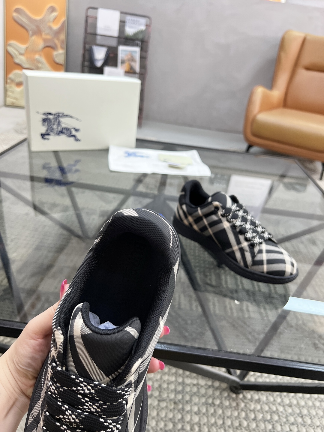  B 🔍顶级代购🇮🇹 巴 炸街男神官网新品专柜同步发售原厂配置，意大利进口格子布面料，超舒适透气牛皮内里