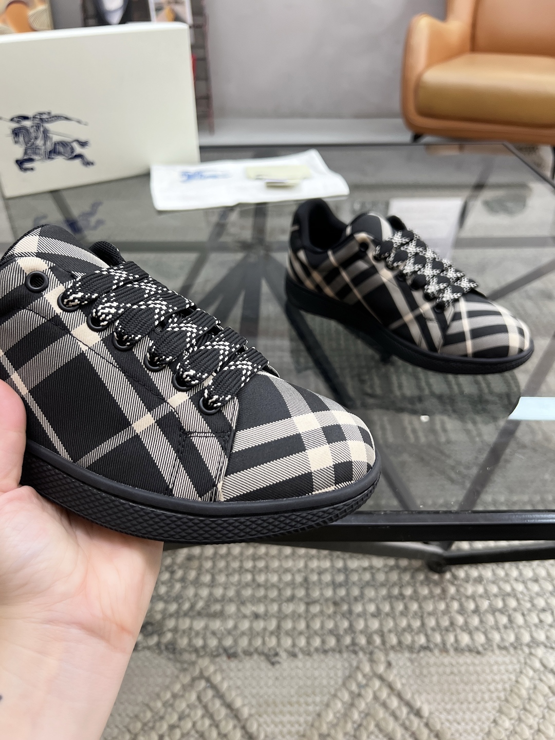  B 🔍顶级代购🇮🇹 巴 炸街男神官网新品专柜同步发售原厂配置，意大利进口格子布面料，超舒适透气牛皮内里