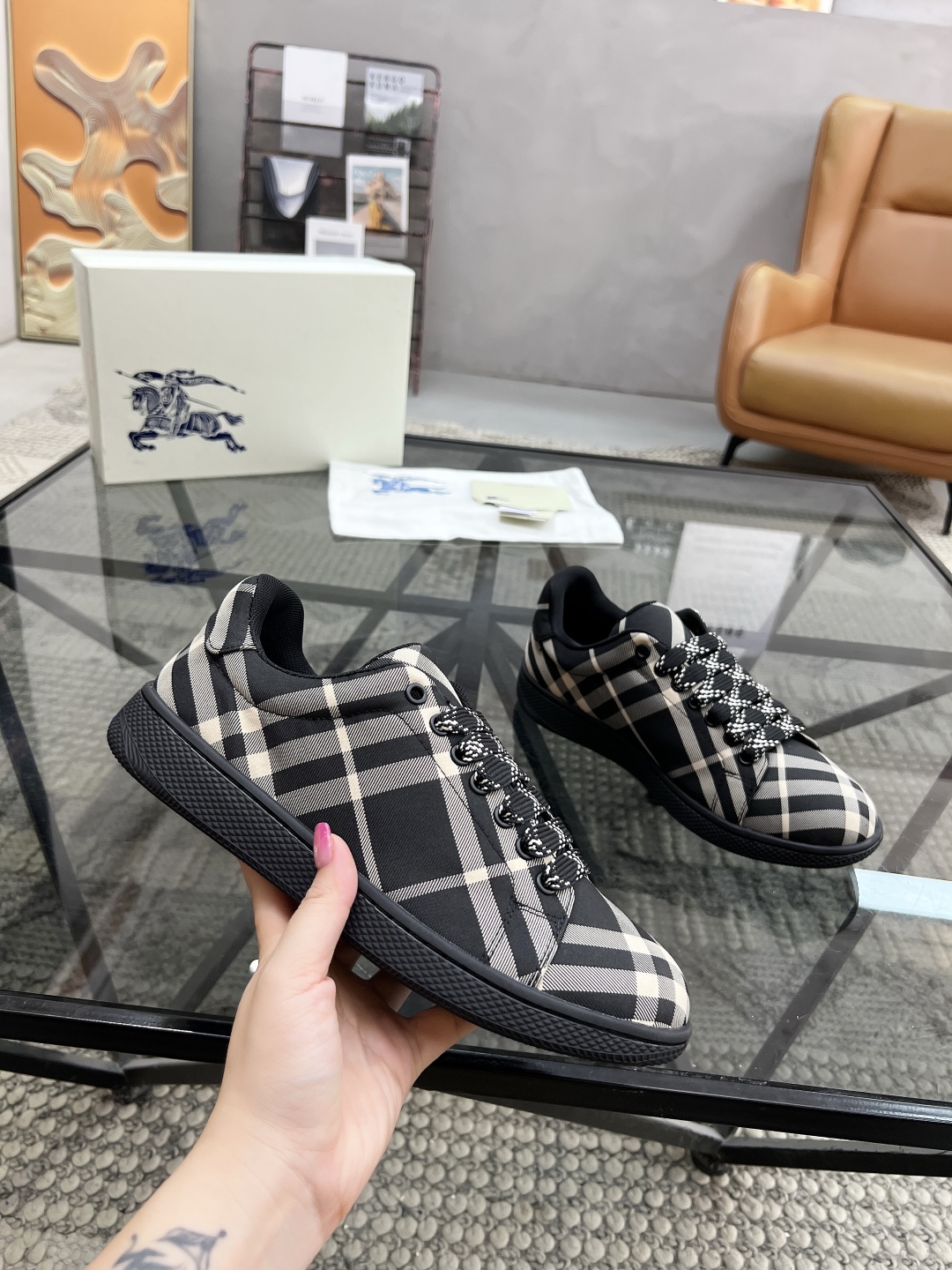  B 🔍顶级代购🇮🇹 巴 炸街男神官网新品专柜同步发售原厂配置，意大利进口格子布面料，超舒适透气牛皮内里