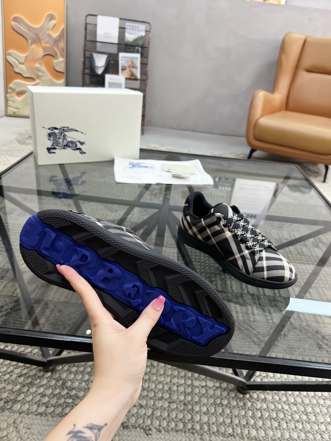  B 🔍顶级代购🇮🇹 巴 炸街男神官网新品专柜同步发售原厂配置，意大利进口格子布面料，超舒适透气牛皮内里