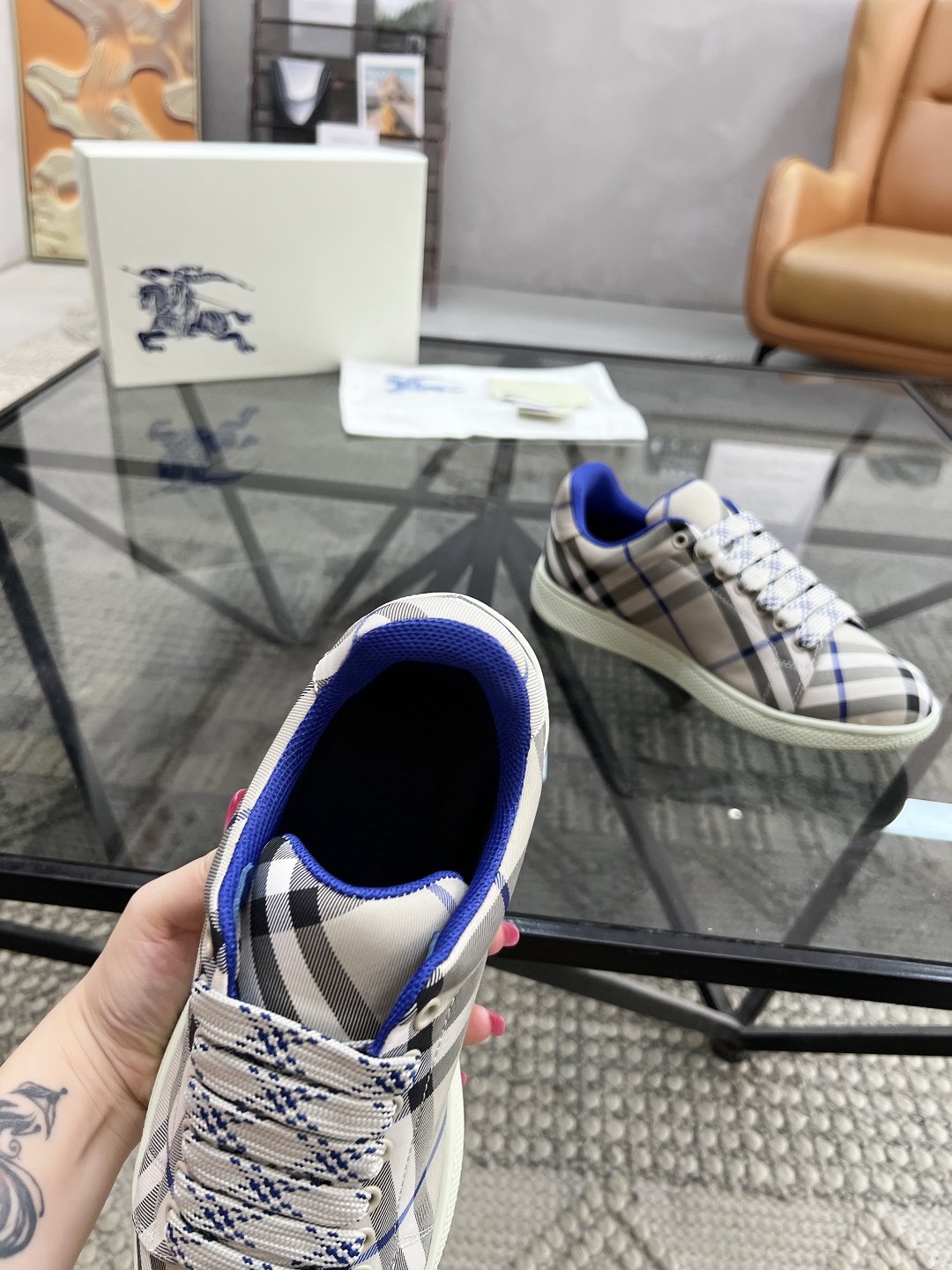  B 🔍顶级代购🇮🇹 巴 炸街男神官网新品专柜同步发售原厂配置，意大利进口格子布面料，超舒适透气牛皮内里
