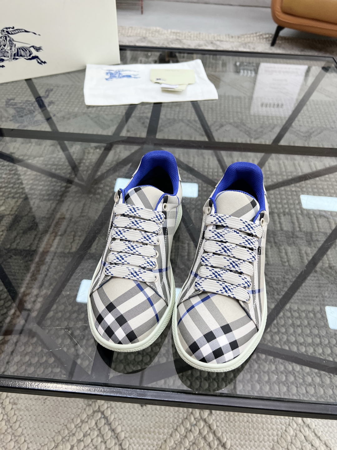  B 🔍顶级代购🇮🇹 巴 炸街男神官网新品专柜同步发售原厂配置，意大利进口格子布面料，超舒适透气牛皮内里