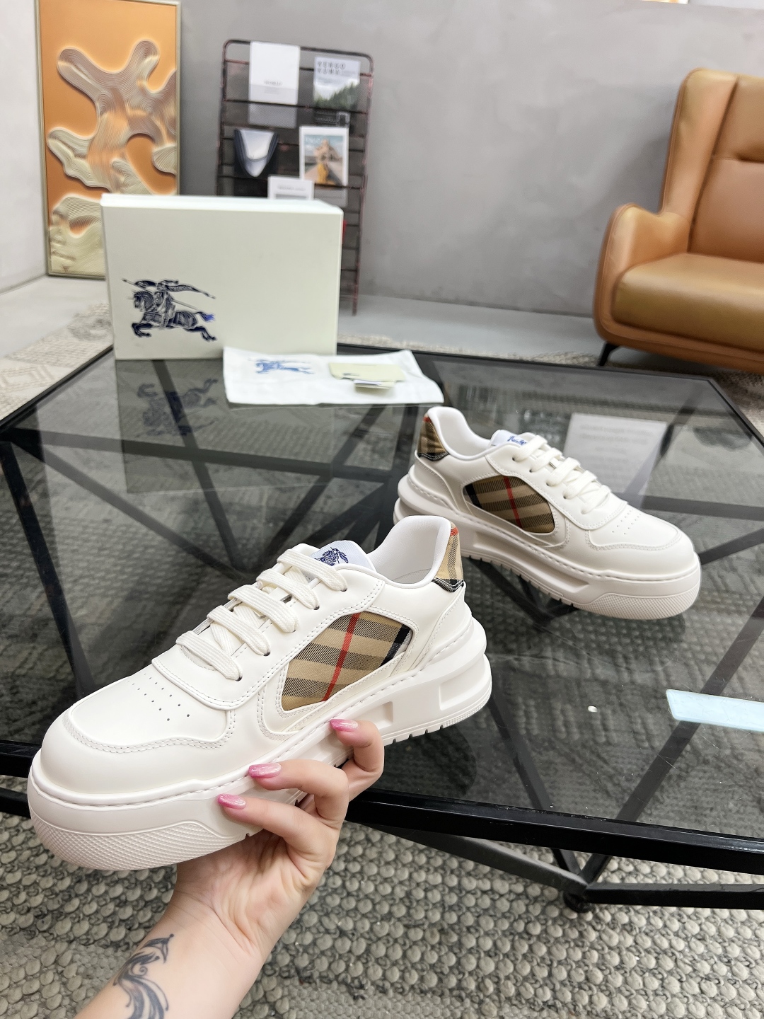  B 🔍顶级代购🇮🇹 巴 炸街男神官网新品专柜同步发售原厂配置，意大利进口牛皮搭配格子布面料，超舒适透气