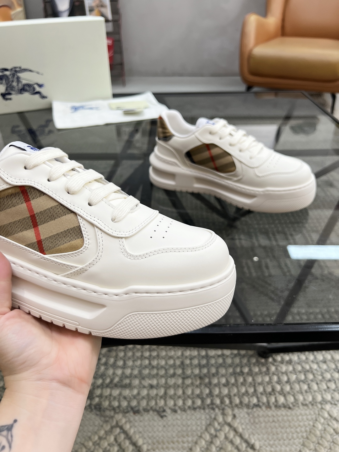  B 🔍顶级代购🇮🇹 巴 炸街男神官网新品专柜同步发售原厂配置，意大利进口牛皮搭配格子布面料，超舒适透气