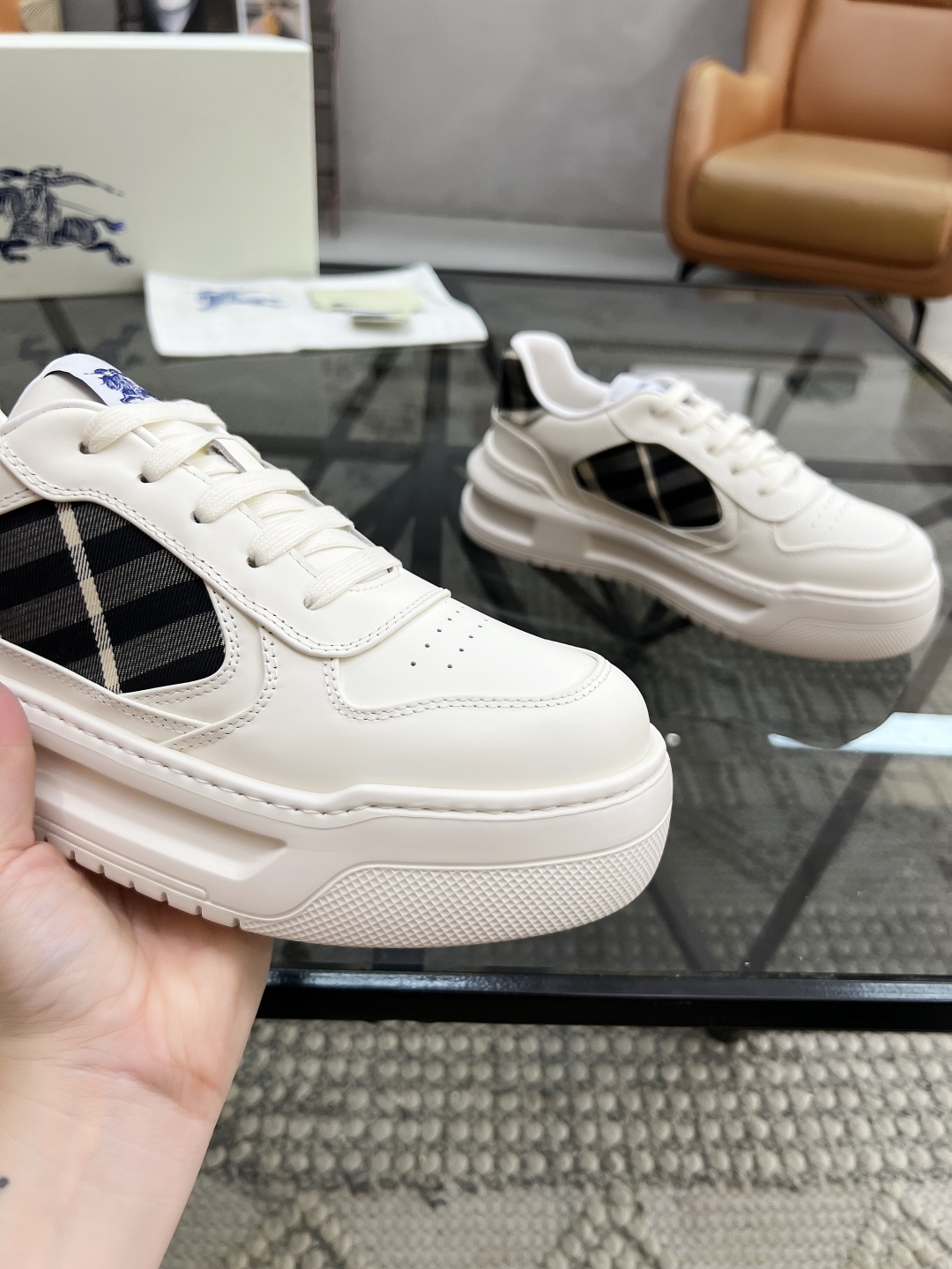  B 🔍顶级代购🇮🇹 巴 炸街男神官网新品专柜同步发售原厂配置，意大利进口牛皮搭配格子布面料，超舒适透气