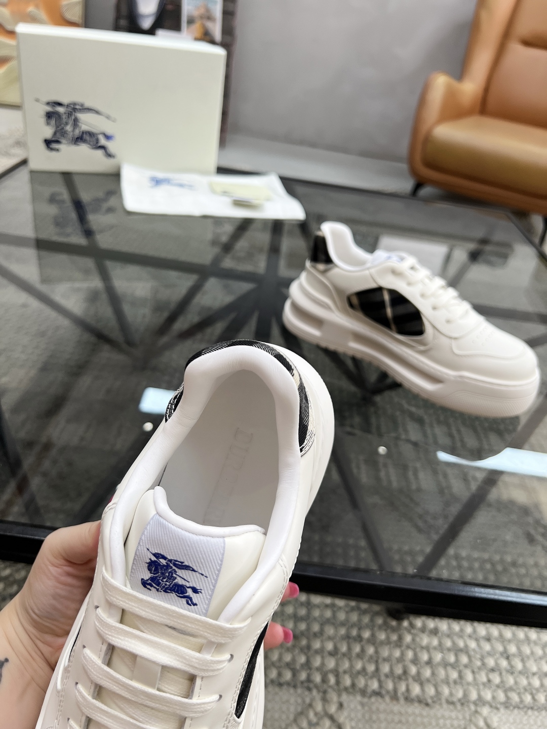  B 🔍顶级代购🇮🇹 巴 炸街男神官网新品专柜同步发售原厂配置，意大利进口牛皮搭配格子布面料，超舒适透气