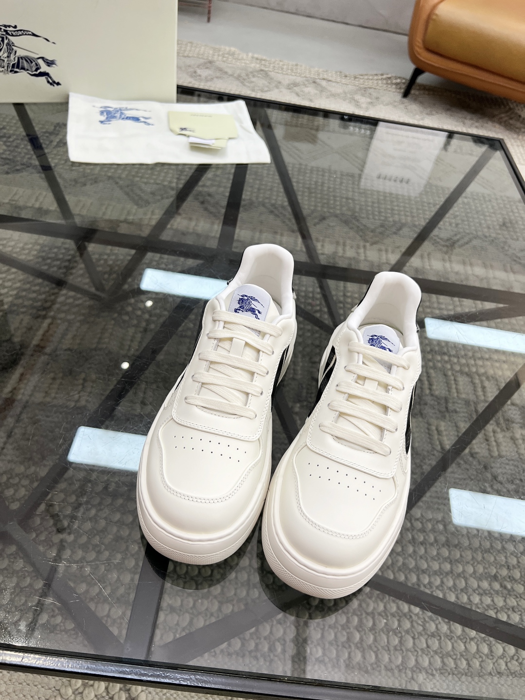  B 🔍顶级代购🇮🇹 巴 炸街男神官网新品专柜同步发售原厂配置，意大利进口牛皮搭配格子布面料，超舒适透气
