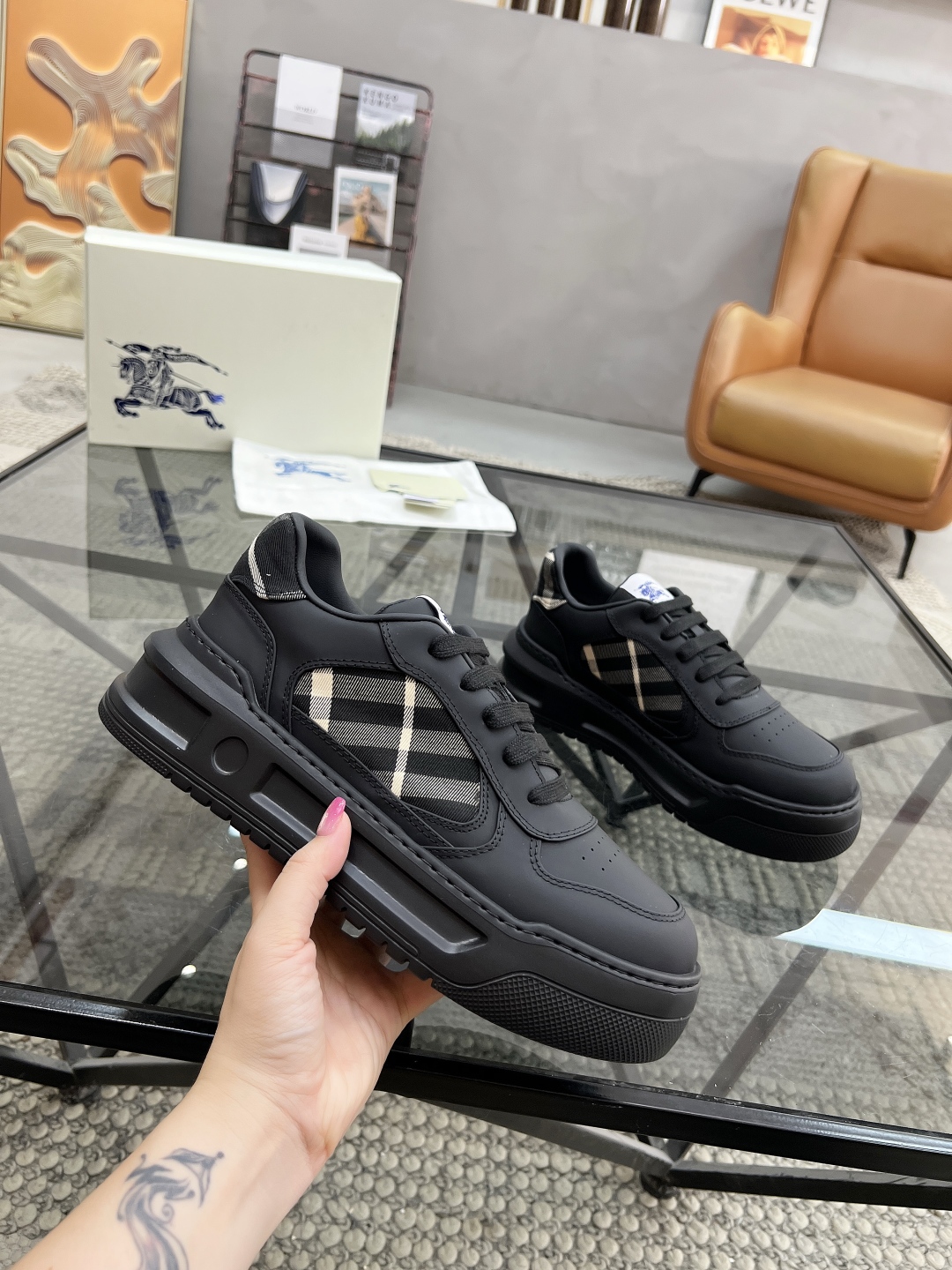  B 🔍顶级代购🇮🇹 巴 炸街男神官网新品专柜同步发售原厂配置，意大利进口牛皮搭配格子布面料，超舒适透气