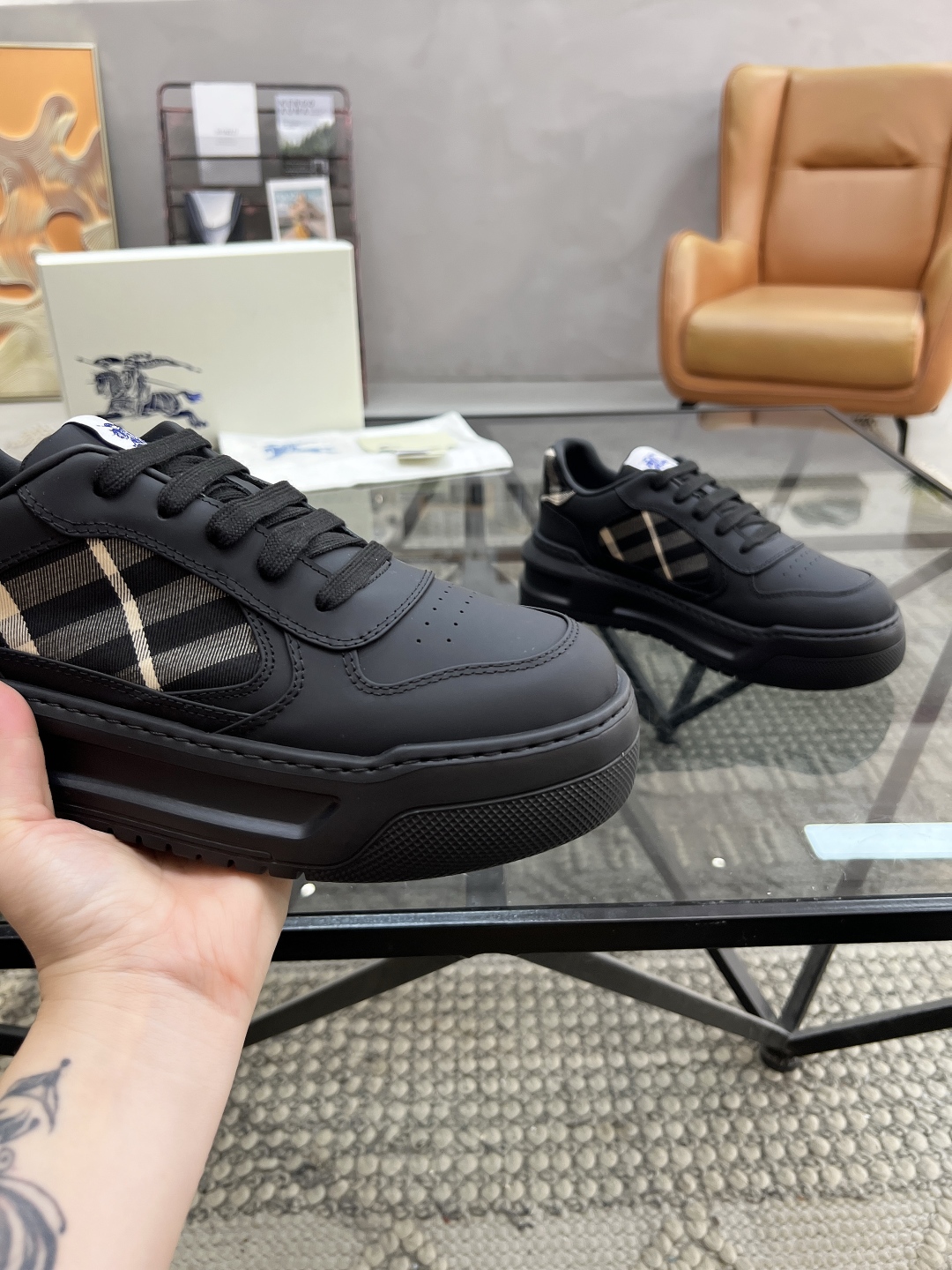  B 🔍顶级代购🇮🇹 巴 炸街男神官网新品专柜同步发售原厂配置，意大利进口牛皮搭配格子布面料，超舒适透气