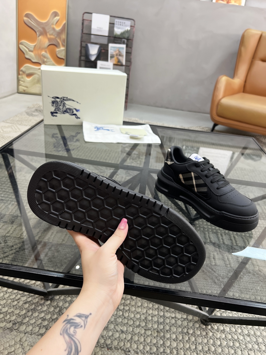  B 🔍顶级代购🇮🇹 巴 炸街男神官网新品专柜同步发售原厂配置，意大利进口牛皮搭配格子布面料，超舒适透气