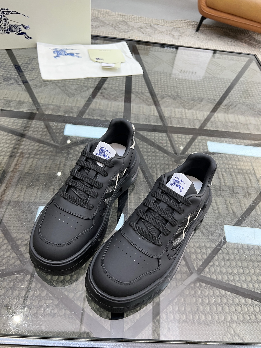  B 🔍顶级代购🇮🇹 巴 炸街男神官网新品专柜同步发售原厂配置，意大利进口牛皮搭配格子布面料，超舒适透气