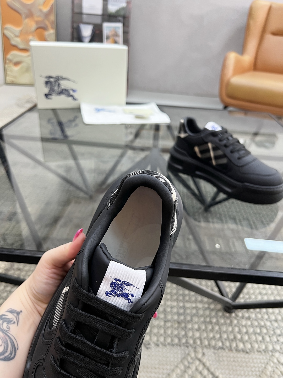  B 🔍顶级代购🇮🇹 巴 炸街男神官网新品专柜同步发售原厂配置，意大利进口牛皮搭配格子布面料，超舒适透气