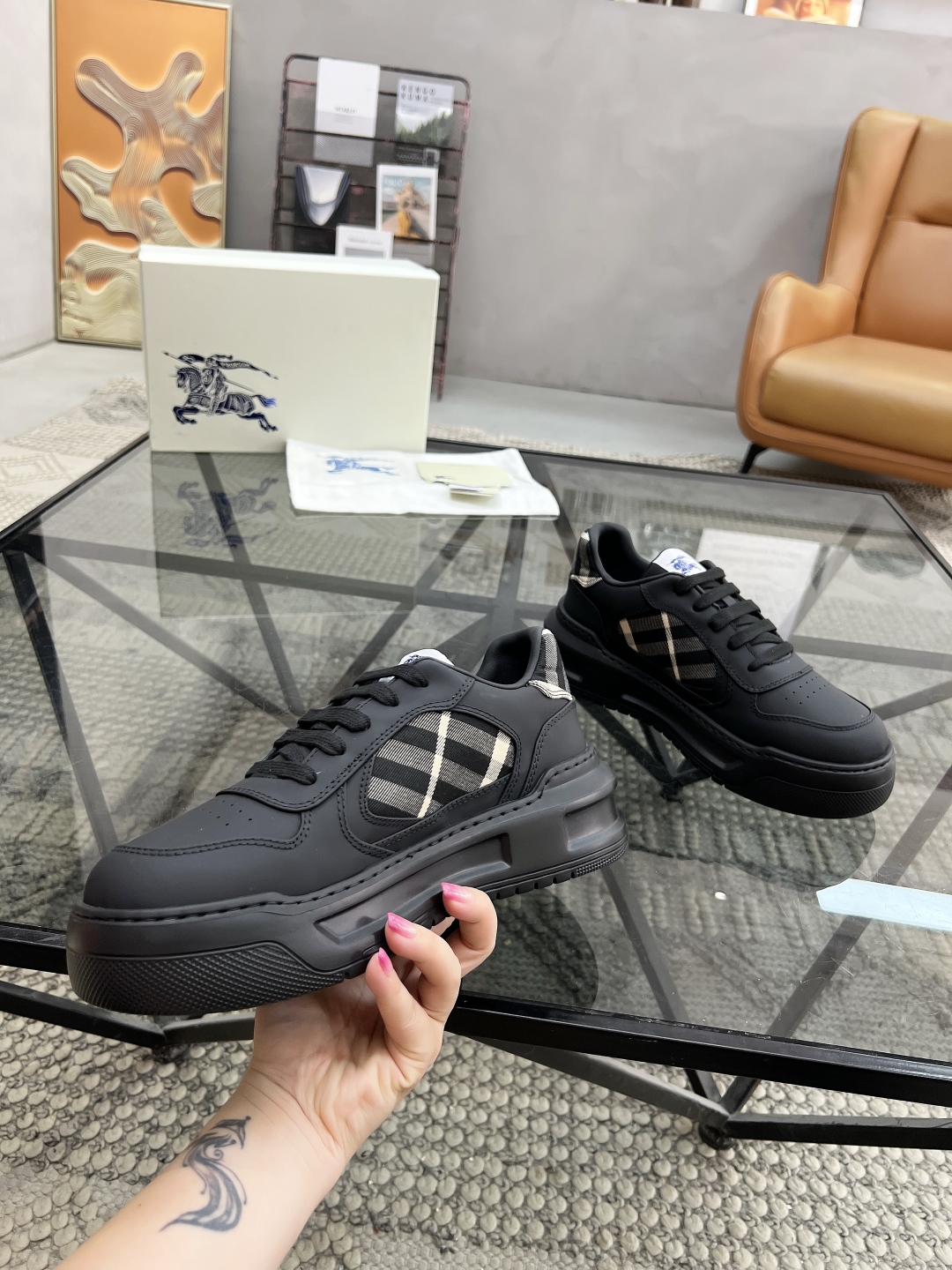  B 🔍顶级代购🇮🇹 巴 炸街男神官网新品专柜同步发售原厂配置，意大利进口牛皮搭配格子布面料，超舒适透气