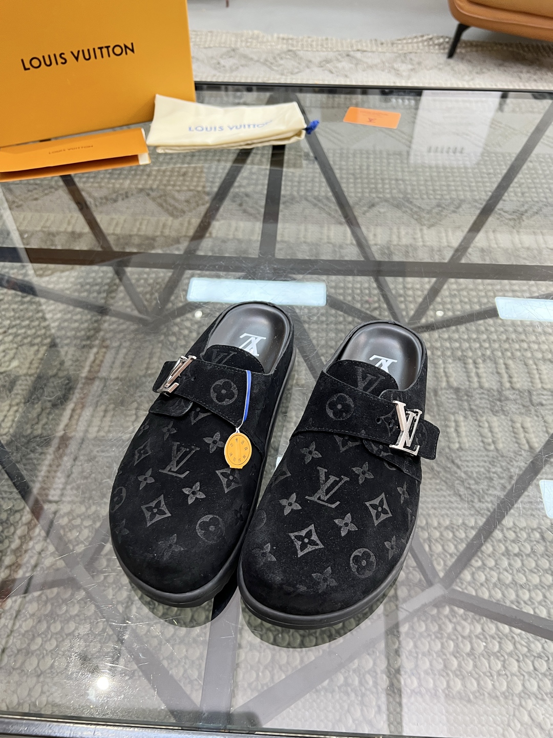  L 🔍顶级代购🇮🇹 路 炸街男神官网半拖新品专柜同步发售原厂配置，意大利进口牛皮面料，高品质压花拼接复