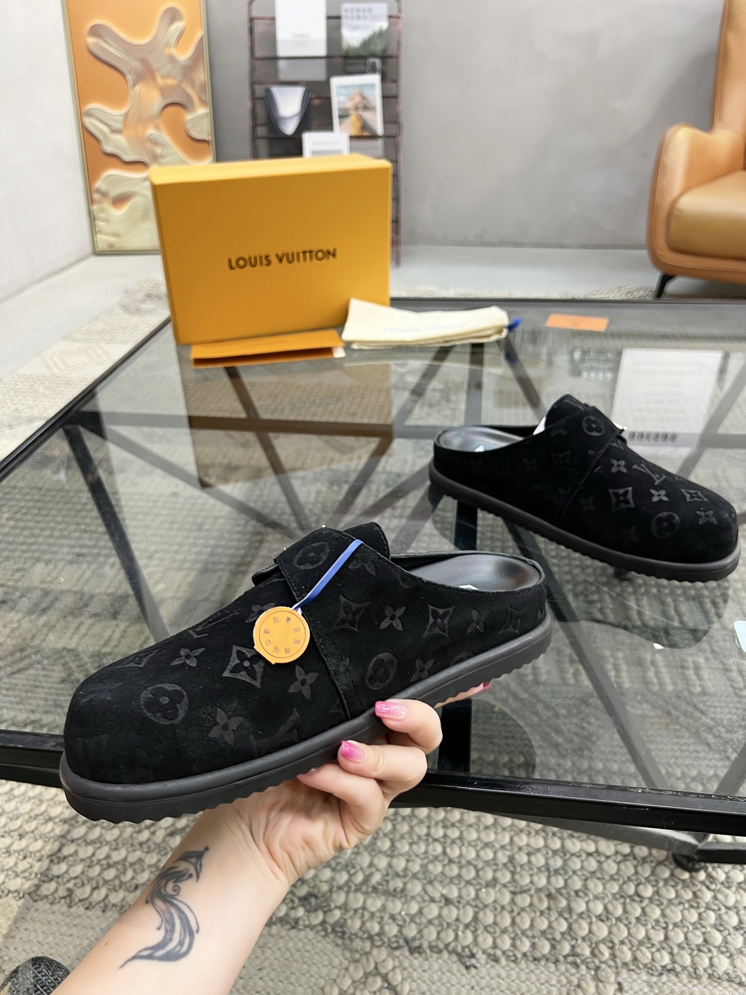  L 🔍顶级代购🇮🇹 路 炸街男神官网半拖新品专柜同步发售原厂配置，意大利进口牛皮面料，高品质压花拼接复