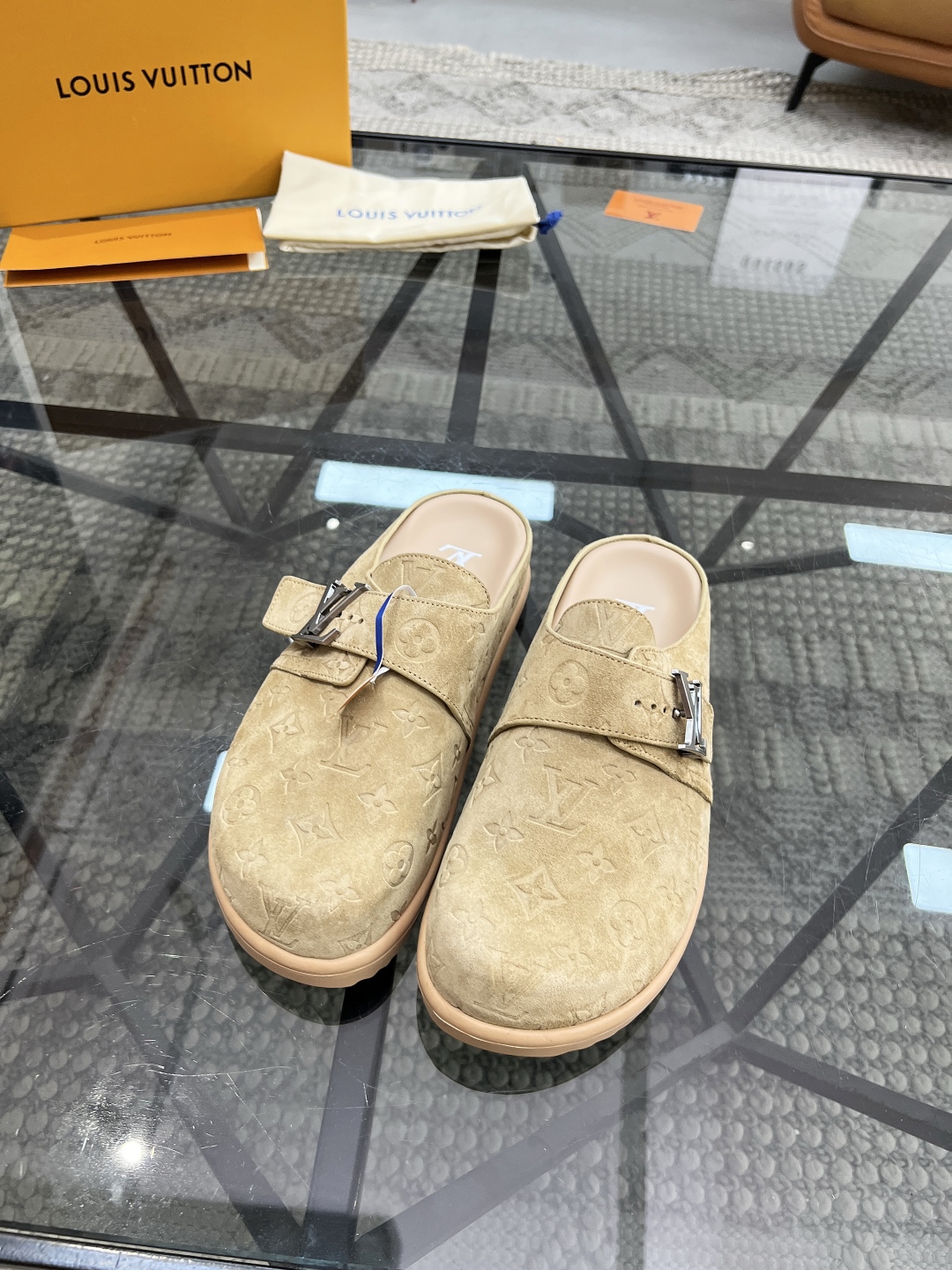  L 🔍顶级代购🇮🇹 路 炸街男神官网半拖新品专柜同步发售原厂配置，意大利进口牛皮面料，高品质压花拼接复