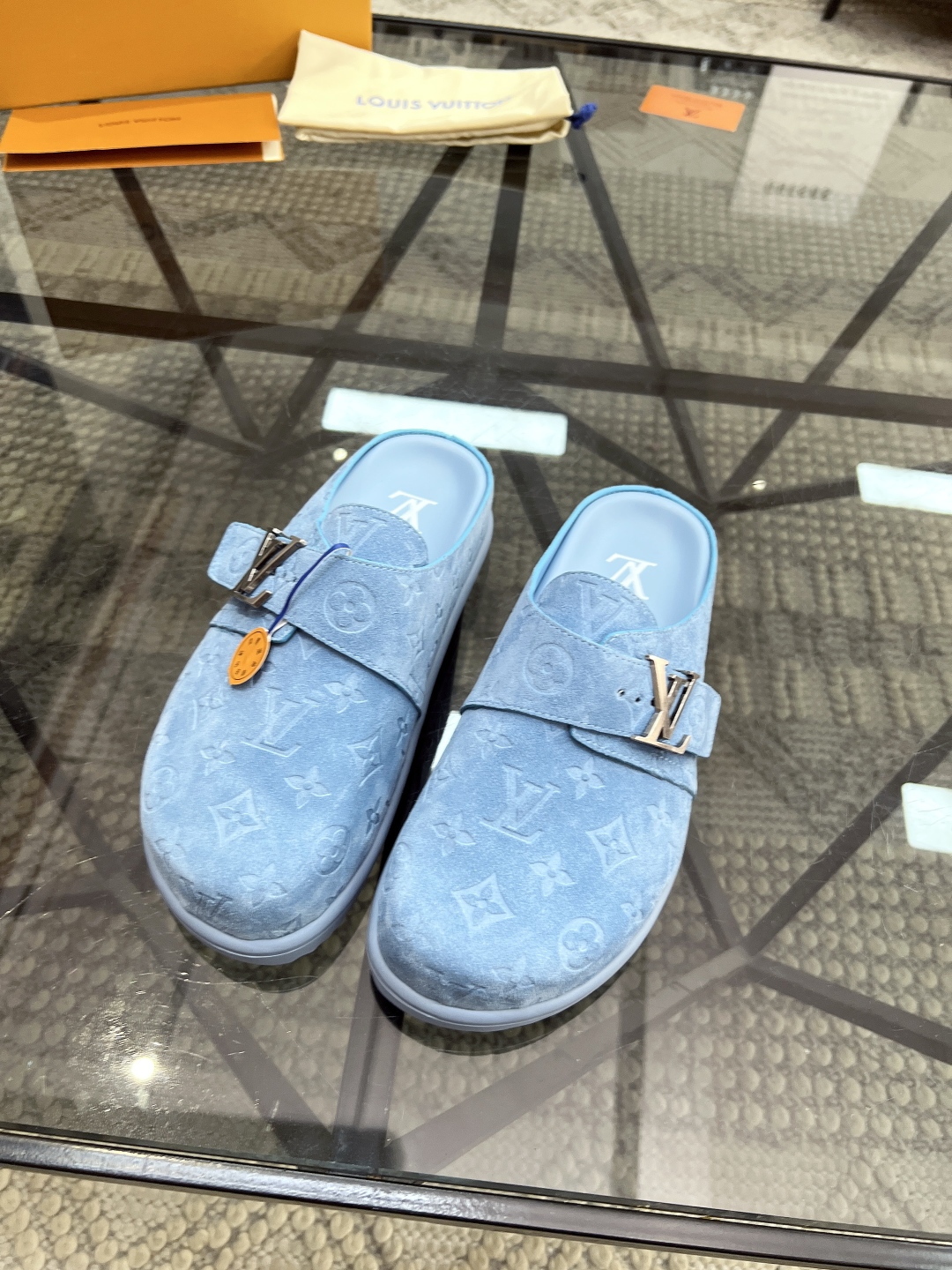  L 🔍顶级代购🇮🇹 路 炸街男神官网半拖新品专柜同步发售原厂配置，意大利进口牛皮面料，高品质压花拼接复
