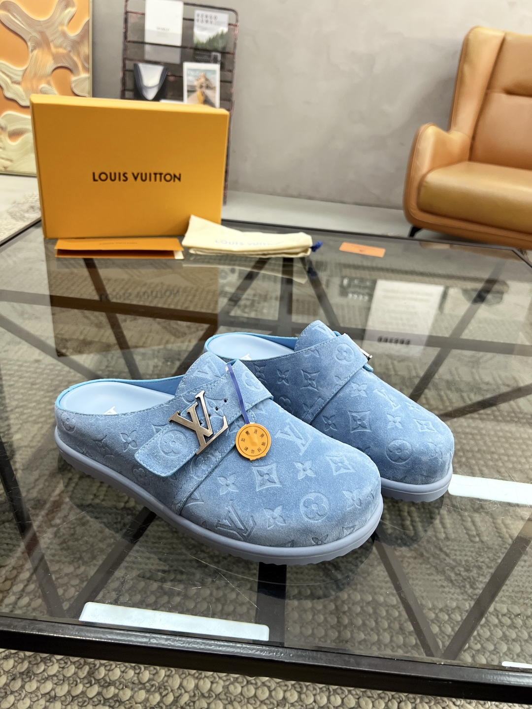  L 🔍顶级代购🇮🇹 路 炸街男神官网半拖新品专柜同步发售原厂配置，意大利进口牛皮面料，高品质压花拼接复