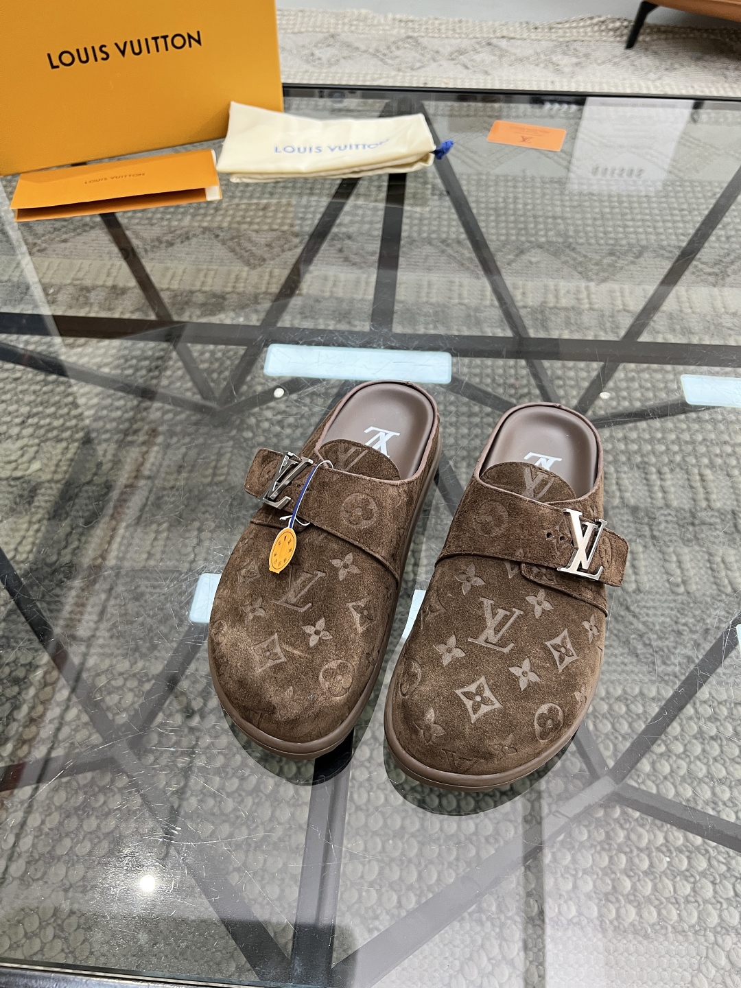  L 🔍顶级代购🇮🇹 路 炸街男神官网半拖新品专柜同步发售原厂配置，意大利进口牛皮面料，高品质压花拼接复
