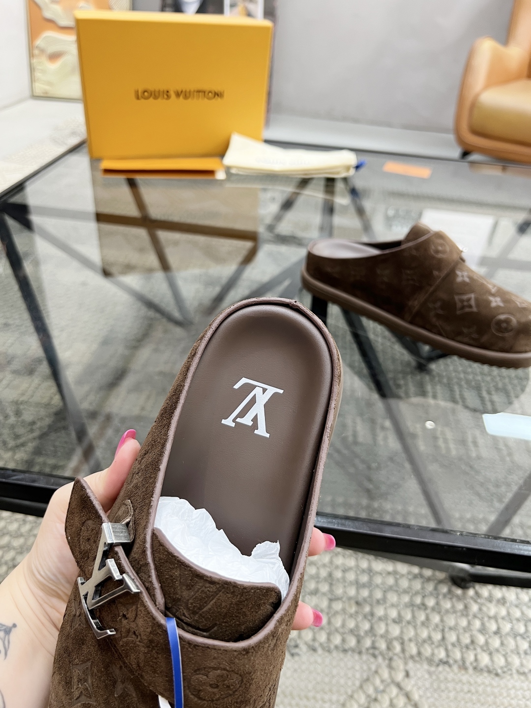  L 🔍顶级代购🇮🇹 路 炸街男神官网半拖新品专柜同步发售原厂配置，意大利进口牛皮面料，高品质压花拼接复