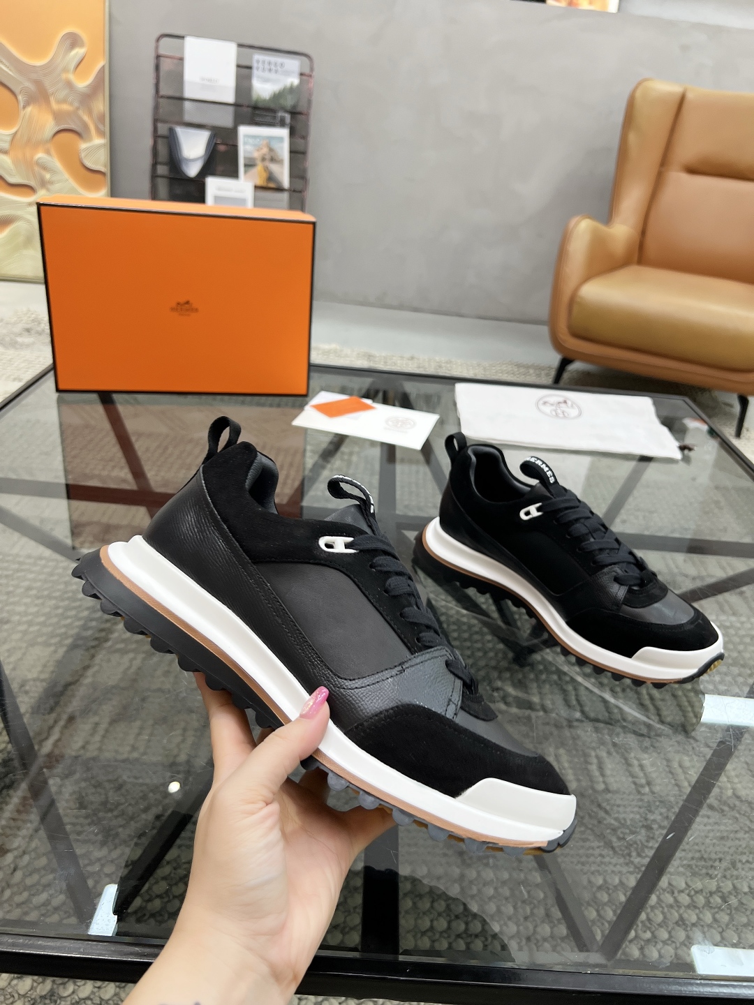 P380 H 🔍顶级代购🇮🇹 爱 超人气男神运动鞋新品来袭专柜同步发售原厂配置，意大利进口原版牛皮面料，透气舒适运动达人必备，透气舒适牛皮里垫，鞋底：原厂特供原版底超级舒适，原厂跟单货 🔍🔍高品质，可随意进出专柜，欢迎对比专柜同步，码数 38-45