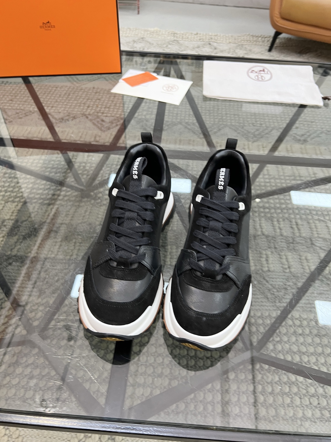 P380 H 🔍顶级代购🇮🇹 爱 超人气男神运动鞋新品来袭专柜同步发售原厂配置，意大利进口原版牛皮面料，透气舒适运动达人必备，透气舒适牛皮里垫，鞋底：原厂特供原版底超级舒适，原厂跟单货 🔍🔍高品质，可随意进出专柜，欢迎对比专柜同步，码数 38-45