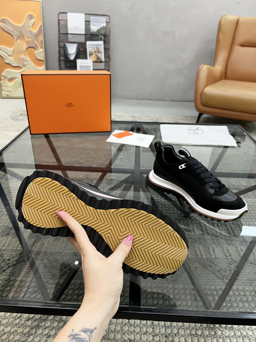 P380 H 🔍顶级代购🇮🇹 爱 超人气男神运动鞋新品来袭专柜同步发售原厂配置，意大利进口原版牛皮面料，透气舒适运动达人必备，透气舒适牛皮里垫，鞋底：原厂特供原版底超级舒适，原厂跟单货 🔍🔍高品质，可随意进出专柜，欢迎对比专柜同步，码数 38-45